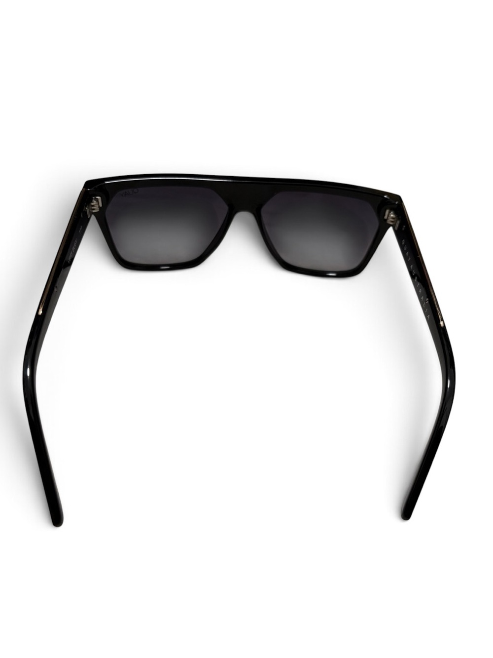 Quay Australia Very Busy Oversized Sunglasses in Black with Gold Chain Accent - Picture 5 of 10